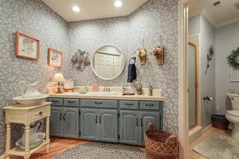 Bath - 1142 Rivergate Dr #8, Lodi, CA 95240 photo 2 of 5