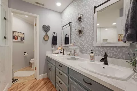 Bath - 1142 Rivergate Dr #8, Lodi, CA 95240 photo 4 of 5