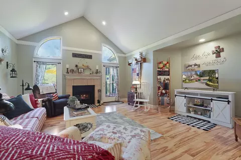 Living - 1142 Rivergate Dr #8, Lodi, CA 95240 photo 3 of 6
