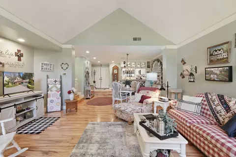 Living - 1142 Rivergate Dr #8, Lodi, CA 95240 photo 4 of 6