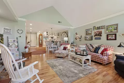 Living - 1142 Rivergate Dr #8, Lodi, CA 95240 photo 2 of 6