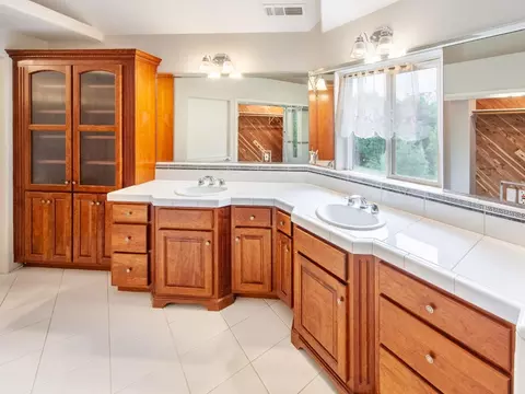 Bath - 5454 Oak Leaf Cir, Placerville, CA 95667 photo 4 of 9