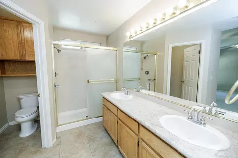 Bath - 4041 St Joseph Pl, Turlock, CA 95382 photo 2 of 3