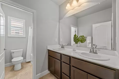 Bath - 2401 Galloping Trail Ct, Rocklin, CA 95765 photo 2 of 10