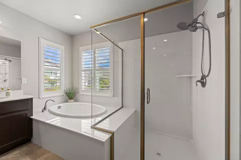 Bath - 2401 Galloping Trail Ct, Rocklin, CA 95765 photo 9 of 10