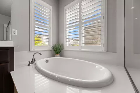 Bath - 2401 Galloping Trail Ct, Rocklin, CA 95765 photo 10 of 10
