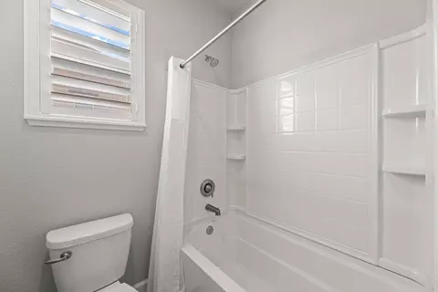 Bath - 2401 Galloping Trail Ct, Rocklin, CA 95765 photo 3 of 10