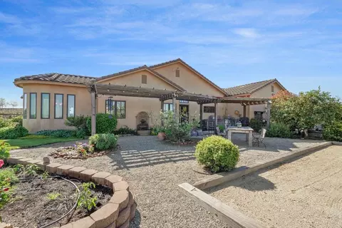 Exterior - 19330 E Stampede Rd, Lodi, CA 95240 photo 4 of 7