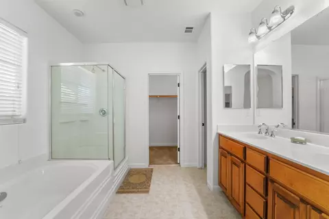 Bath - 2313 Kiska Dr, Modesto, CA 95355 photo 3 of 4