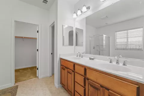 Bath - 2313 Kiska Dr, Modesto, CA 95355 photo 2 of 4