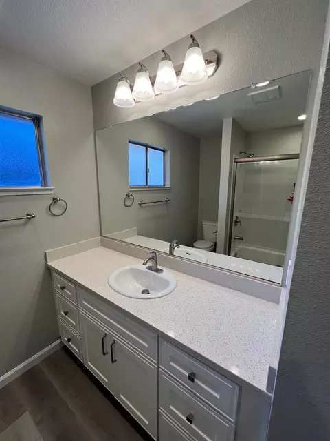 Bath - 1225 Jill Ln, Modesto, CA 95355 photo 2 of 5