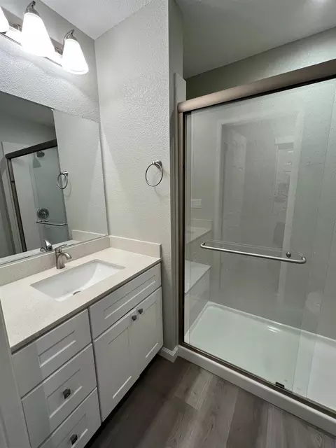 Bath - 1225 Jill Ln, Modesto, CA 95355 photo 4 of 5
