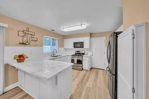 Kitchen - 1904 Cobblestone Mnr, Modesto, CA 95355 photo 3 of 5