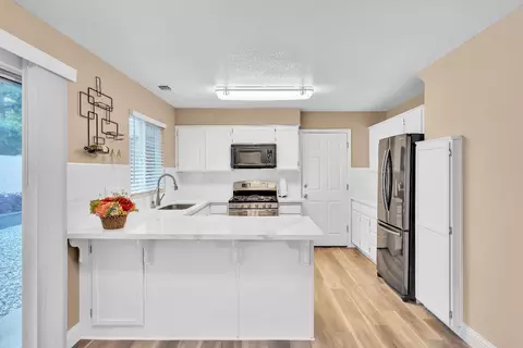 Kitchen - 1904 Cobblestone Mnr, Modesto, CA 95355 photo 2 of 5