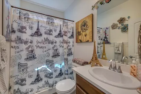 Bath - 841 White Oak Dr, Williams, CA 95987 photo 3 of 11