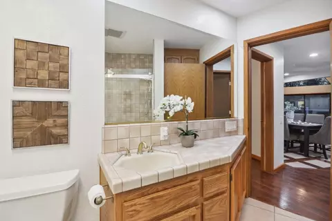 Bath - 4053 Crabtree Ct, Carmichael, CA 95608 photo 2 of 4
