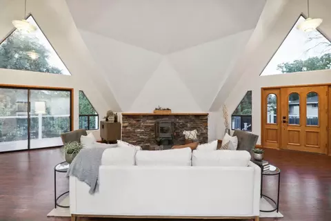 Living - 4053 Crabtree Ct, Carmichael, CA 95608 photo 3 of 5