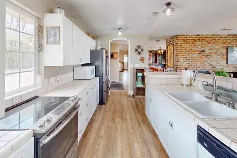 Kitchen - 354 Chatfield Ave, Biggs, CA 95917 photo 7 of 8