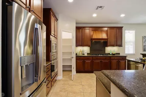 Kitchen - 2336 Pepper Tree Ln, Manteca, CA 95336 photo 5 of 7