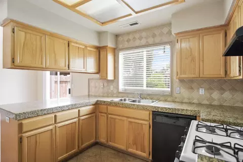 Kitchen - 362 Edan Ct, Merced, CA 95341 photo 4 of 5