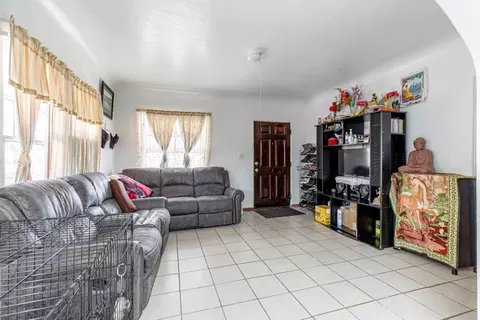 Living - 122 Pine St, Modesto, CA 95351 photo 2 of 3