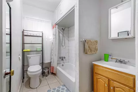 Bath - 122 Pine St, Modesto, CA 95351 photo 1 of 1