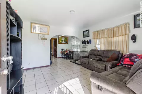 Living - 122 Pine St, Modesto, CA 95351 photo 1 of 3