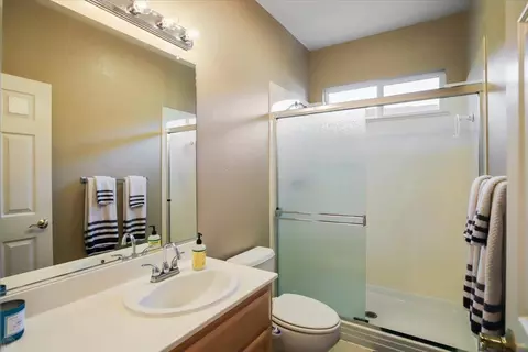 Bath - 1338 Daisy Dr, Patterson, CA 95363 photo 1 of 4
