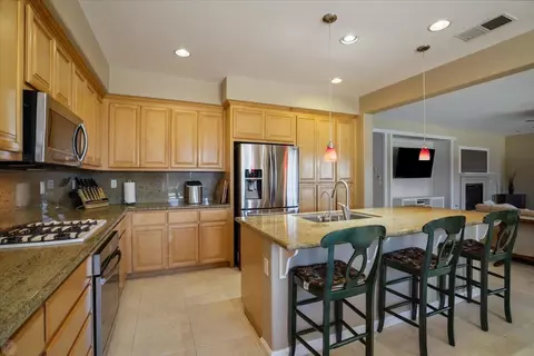 Kitchen - 1338 Daisy Dr, Patterson, CA 95363 photo 3 of 6