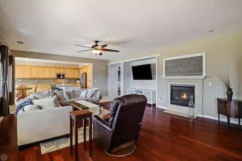 Living - 1338 Daisy Dr, Patterson, CA 95363 photo 4 of 8
