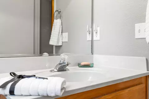 Bath - 926 Lourence Dr, Tracy, CA 95376 photo 2 of 4