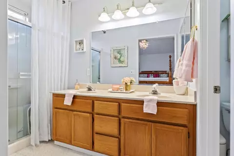 Bath - 926 Lourence Dr, Tracy, CA 95376 photo 3 of 4