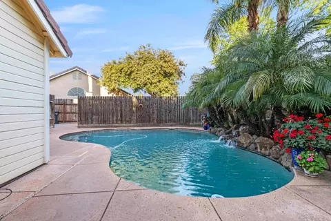 Exterior - 926 Lourence Dr, Tracy, CA 95376 photo 9 of 20