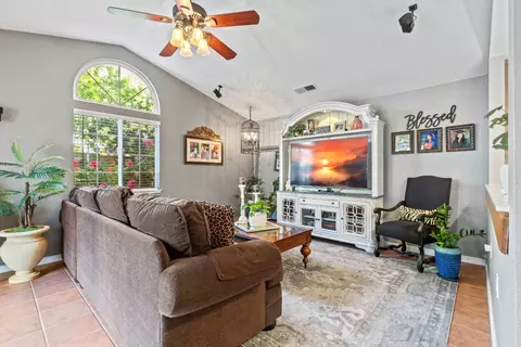 Living - 926 Lourence Dr, Tracy, CA 95376 photo 4 of 5