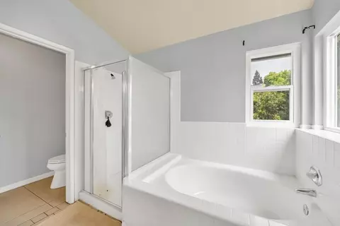 Bath - 5625 Summit Dr, Rocklin, CA 95765 photo 5 of 5