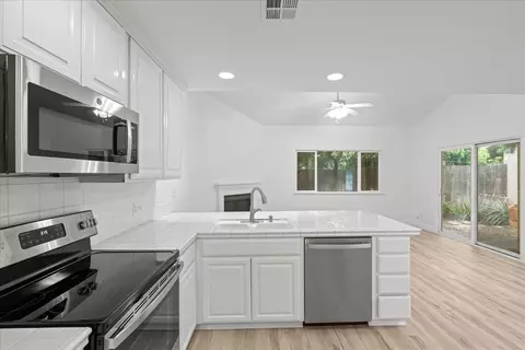 Kitchen - 1433 Scenic Dr, Modesto, CA 95355 photo 4 of 5