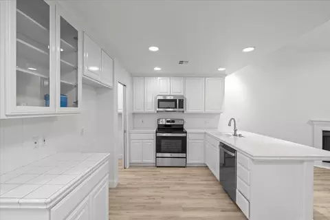 Kitchen - 1433 Scenic Dr, Modesto, CA 95355 photo 3 of 5