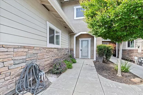 Exterior - 1433 Scenic Dr, Modesto, CA 95355 photo 2 of 5