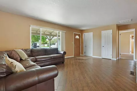 Living - 1516 Tiburon Ct, Modesto, CA 95350 photo 1 of 4