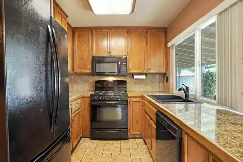 Kitchen - 1516 Tiburon Ct, Modesto, CA 95350 photo 2 of 4