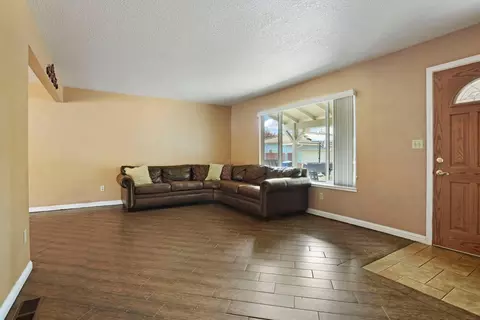 Living - 1516 Tiburon Ct, Modesto, CA 95350 photo 3 of 4