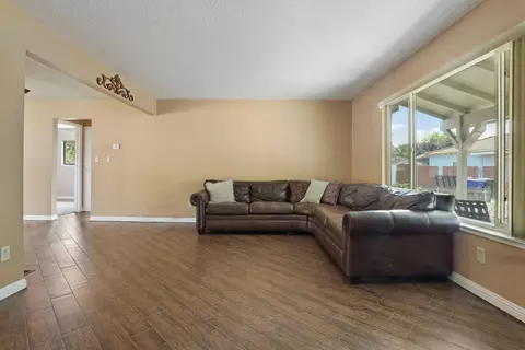 Living - 1516 Tiburon Ct, Modesto, CA 95350 photo 2 of 4