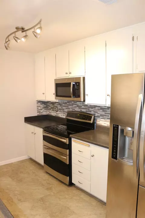 Kitchen - 165 S Roxie Dr, Ripon, CA 95366 photo 4 of 6