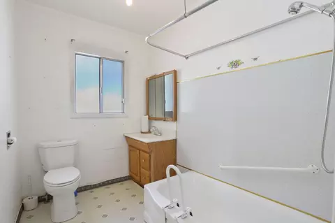 Bath - 21 W 1st St, Tracy, CA 95376 photo 1 of 1