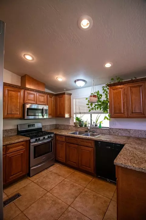 Kitchen - 18985 Dotties Pl, Grass Valley, CA 95949 photo 1 of 2