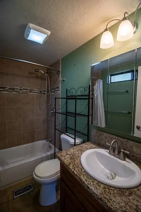Bath - 18985 Dotties Pl, Grass Valley, CA 95949 photo 2 of 2