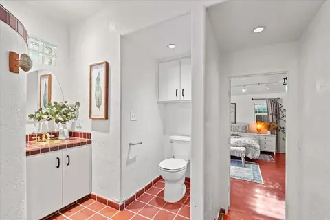 Bath - 224 Palm Ave, Modesto, CA 95350 photo 2 of 3