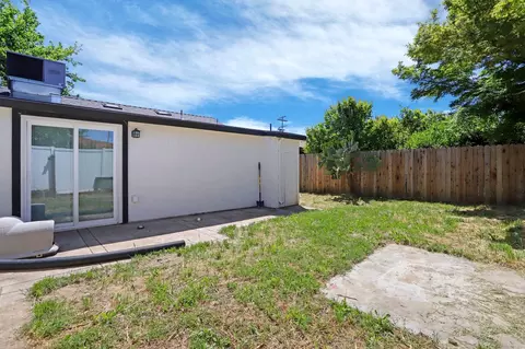 Exterior - 4601 E Cooper Rd, Acampo, CA 95220 photo 7 of 8