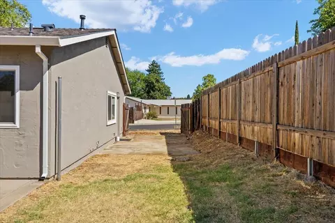 Exterior - 204 Willowmere Dr, Folsom, CA 95630 photo 4 of 12