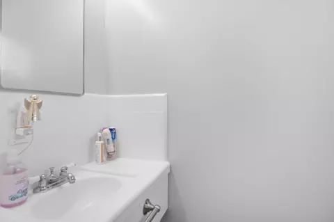 Bath - 1725 W Lodi Ave, Lodi, CA 95242 photo 2 of 2